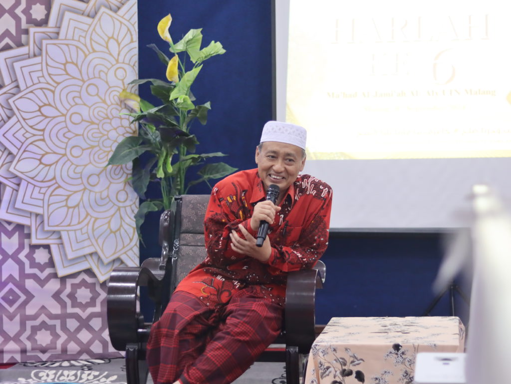 Prof. Dr. H. Wildana Wargadinata, Lc., M.Ag, mengisi mauidzoh hasanah dalam acara milad ke-6 Mahad Al-Jami'ah Al-'Aly